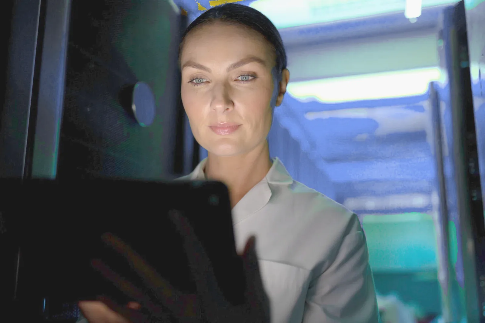 Ingénieure consultant une tablette dans une salle serveurs