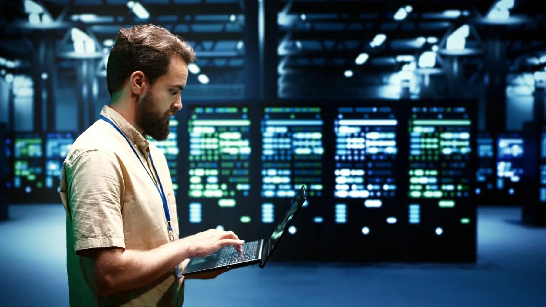 Ingénieur travaillant sur son ordinateur portable dans un datacenter