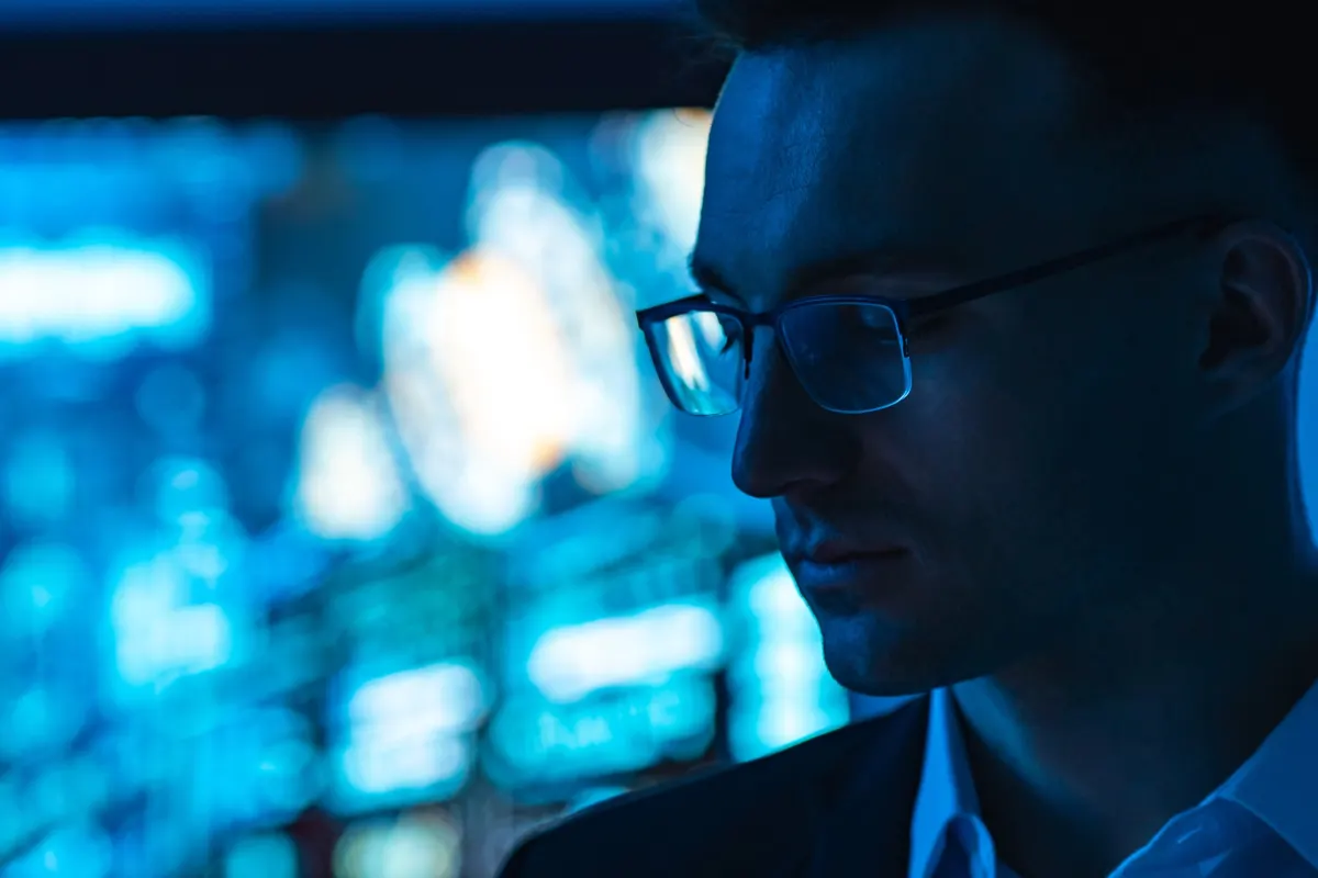 Ingénieur devant des écrans de supervision