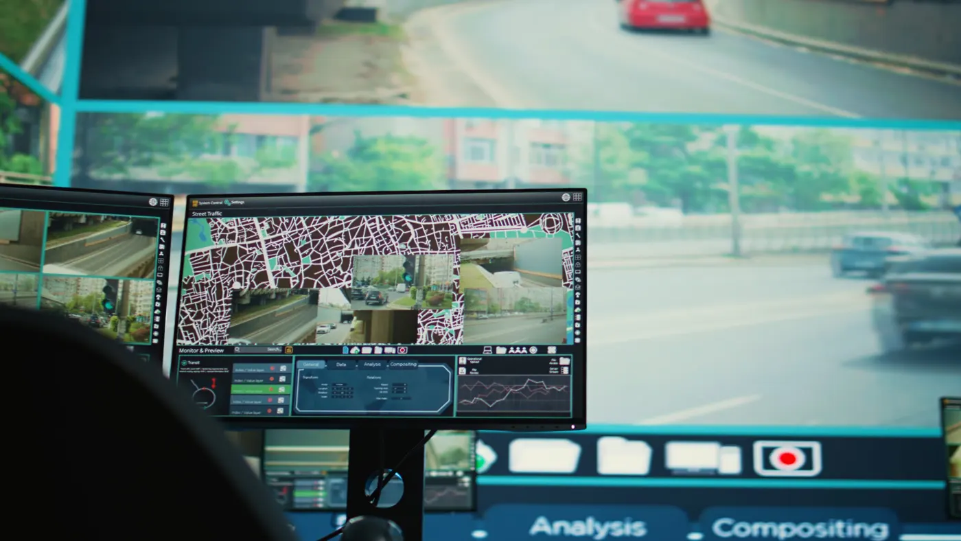 Écrans de supervision du trafic routier avec carte et flux de caméras